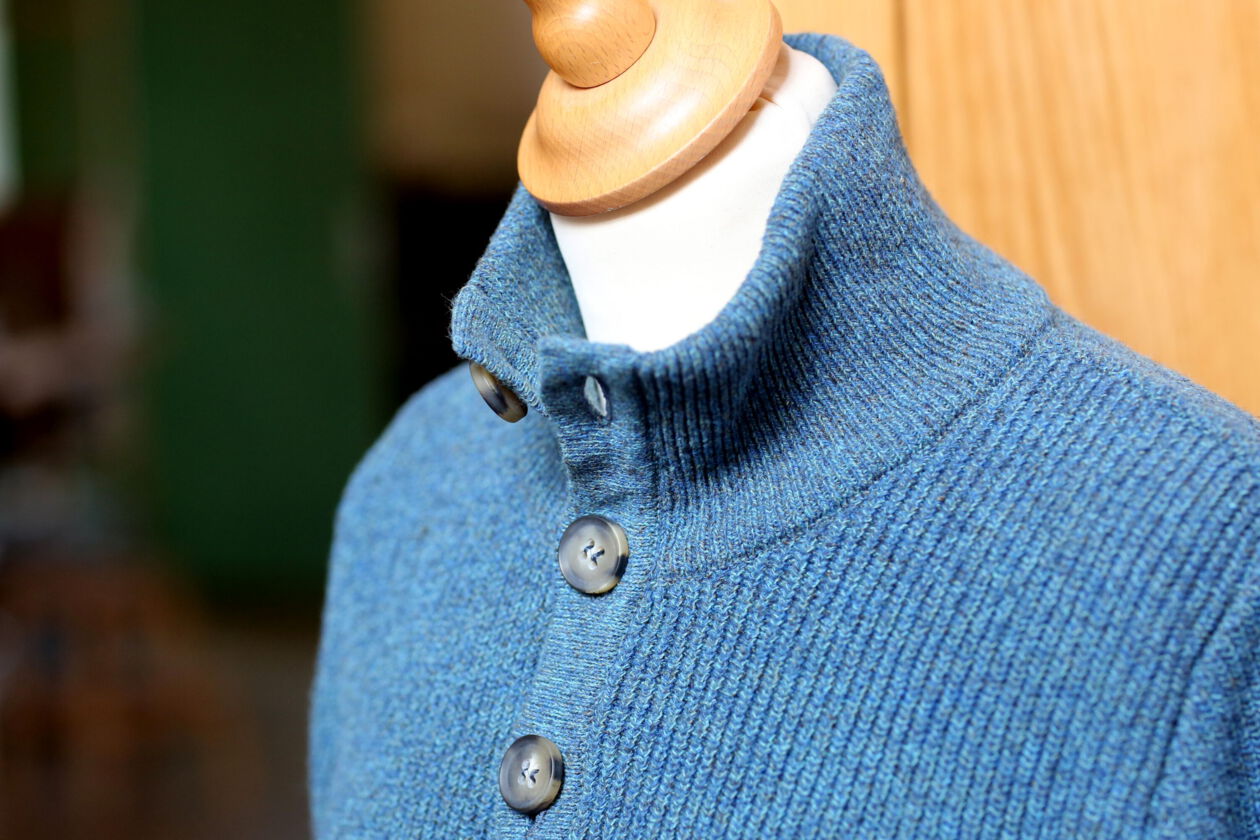 Blauer Pullover aus Torffasern mit Knopfleiste | Wandil Torffaserprodukte